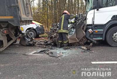 В Уманском районе машину с женщиной и ребенком зажало между двумя грузовиками - kp.ua - Черкасская обл. - район Уманский - Гсчс