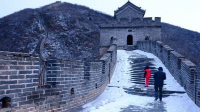Туристы не могут передвигаться по Великой Китайской стене из-за гололеда — видео - 5-tv.ru - Китай - Китай - провинция Шаньси