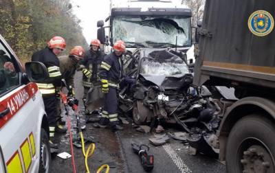 В Черкасской области грузовики раздавили авто, погибли два человека - korrespondent.net - Черкасская обл. - Тернополь - район Уманский