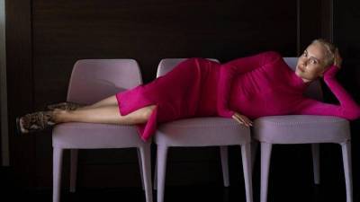 принцесса Диана - Демна Гвасалия - Carolina Herrera - Модные платья 2020: наряд малинового цвета - skuke.net