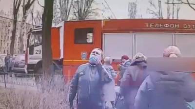 Сотрудники полиции дежурят у дома в Колпино, в котором мужчина взял детей в заложники - piter.tv - Санкт-Петербург