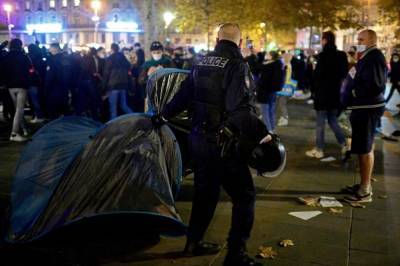 В Париже силовики жестко разогнали мигрантов, которые устроили протест в центре города (видео) - newsone.ua - Франция - Париж