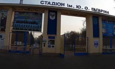 Терпение у людей лопнуло: в Чернигове директора стадиона бросили в мусорный бак - ukrainianwall.com - Чернигов