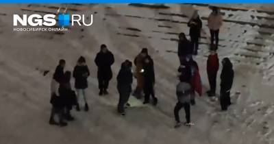 Драка подростков в Новосибирске попала на видео — полиция выясняет обстоятельства - ngs.ru - Новосибирск