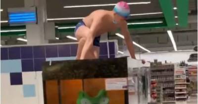 В Херсоне парень просто в супермаркете нырнул в аквариум с рыбой: видео - tsn.ua - Херсон