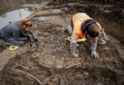 Археологи обнаружили загадочное захоронение десятков людей времен Средневековья (фото) - facenews.ua - Голландия