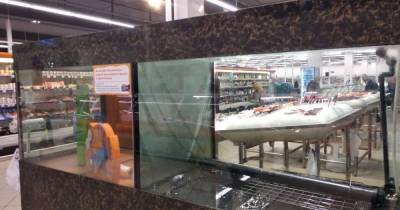 Блогер - Полуголый блогер залез в аквариум с рыбой: 36 кг карпов в супермаркете Херсона теперь утилизируют - tsn.ua - Херсон - Херсонская обл.