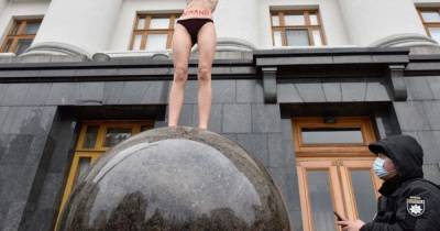 Пабло Пикассо - Активистка Femen разделась под Офисом президента в поддержку Стамбульской конвенции (фото) - focus.ua - Украина