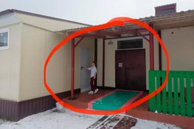Российскую школу отремонтировали за 11 миллионов и сделали туалет на улице - lenta.ru - Красноярский край - район Минусинский