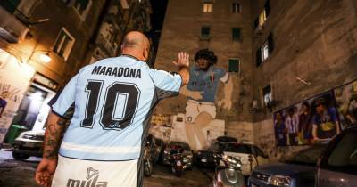Диего Марадон - Свечи, файеры и плакаты: фанаты "Наполи" собрались у известного граффити Марадоны, чтобы почтить память легенды - tsn.ua - Италия - Аргентина - Неаполь
