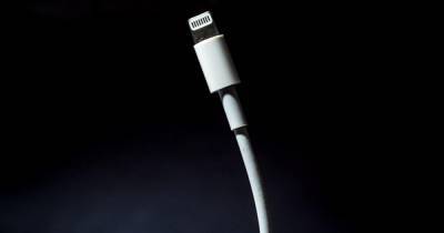 Apple Iphone - Джон Проссер - Apple оставит iPhone 13 без разъема для зарядки - ren.tv - США