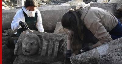 Мифологические маски из камня обнаружили в древнем театре Турции - profile.ru - Турция - Turkey - провинция Мугла