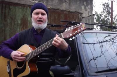 Украинский священник написал песню о бездорожье и прославился в сети, видео: "Следом за воронкой снова яма" - politeka.net