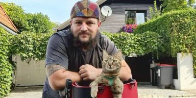 Шотландец хотел проехать по всей планете на велосипеде. В пути он встретил бездомную кошку, и теперь они путешествуют вместе — фото - nv.ua - Шотландия