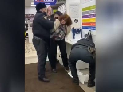 В Москве полицейские скрутили пенсионерку, как террористку: она убеждала людей снять маски - bloknot.ru - Москва