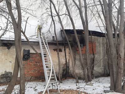 В Екатеринбурге огонь уничтожил автосервис и стоявшие внутри машины - nakanune.ru - Екатеринбург - Свердловская обл.