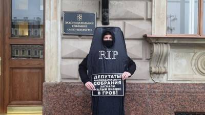 В Петербурге активист "похоронил" бизнес у парламента - piter.tv - Россия - Петербурга