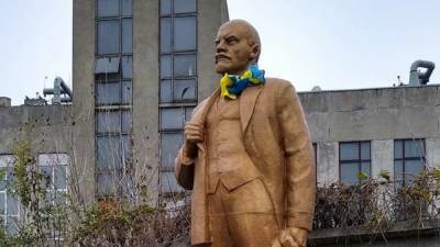 В Киеве предприниматель установил памятник Ленину: хотел немного подзаработать - 24tv.ua - Киев - Ленин