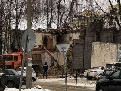 В Сыктывкаре снесли ветхий дом - bnkomi.ru - Сыктывкар - округ Сыктывкар