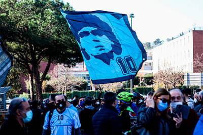 Диего Марадоной - Тысячи аргентинцев отправились на прощание с Марадоной вопреки пандемии - lenta.ru - Аргентина - Буэнос-Айрес