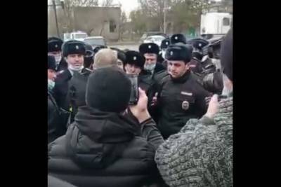 Гази Исаев - В Дагестане полицейские устроили митинг в поддержку организатора теракта - mk.ru - респ. Дагестан - район Кизлярский