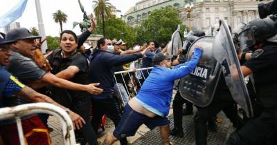 Диего Марадоной - Появилось видео драки фанатов и полиции во время прощания с Марадоной: есть пострадавшие - tsn.ua - Аргентина - Буэнос-Айрес