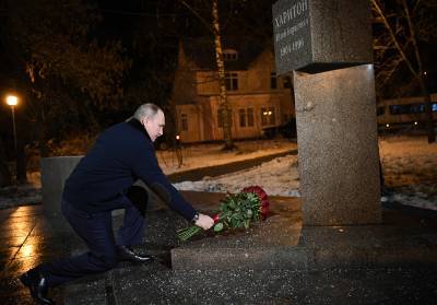 Владимир Путин - Глеб Никитин - Алексей Лихачев - Путин возложил цветы к памятнику академику Юлию Харитону - tvc.ru - Россия - Нижегородская обл. - Братск