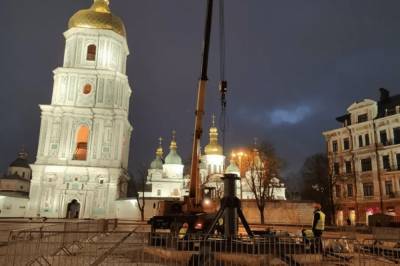Столичные коммунальщики начали установку главной ёлки страны - vkcyprus.com - Украина - Киев