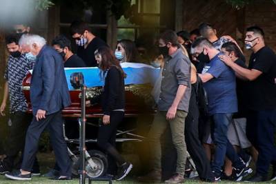 Диего Марадон - Марадону похоронили с его родителями - lenta.ru - Аргентина - Буэнос-Айрес