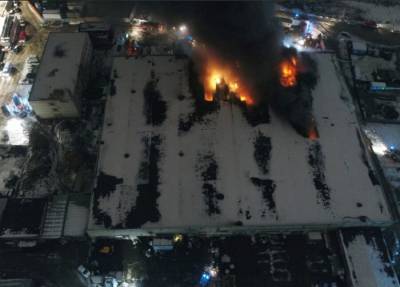 Пожар охватил здание на площади 1,5 тыс "квадратов" в Подмосковье - m24.ru - Москва - Московская обл.