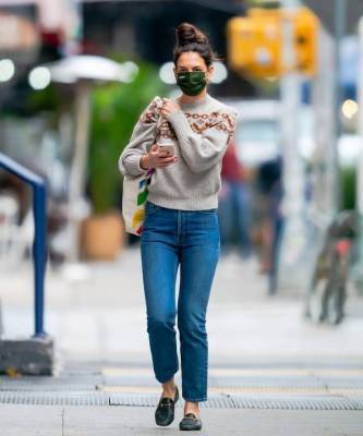 Англия - Кэти Холмс - Кэти Холмс показывает, каким свитером разнообразить casual-образ с джинсами - skuke.net - США