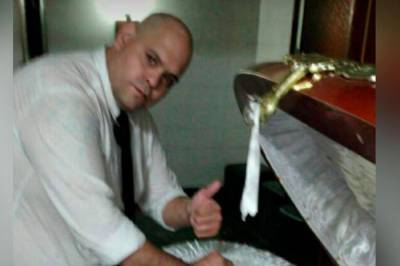Прощание с Марадоной: Работник похоронного бюро сделал фото с мертвым футболистом - vkcyprus.com - Аргентина