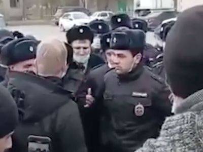 Гази Исаев - В Кизляре полицейские вышли на сход в поддержку начальника отдела, арестованного по делу о терактах в метро Москвы - kasparov.ru - Москва
