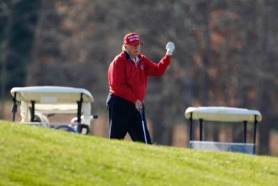 Дональд Трамп - Джо Байден - Трамп обругал лунку для гольфа, в которую не смог попасть - m24.ru - США - Вашингтон - штат Виргиния