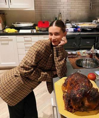 Хейли Бибер - Happy Thanksgiving Day: Хейли Бибер показала самую аппетитную индейку. Обещаем, у вас разыграется аппетит! - skuke.net - Новости