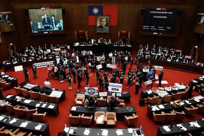 Цай Инвэнь - В парламенте Тайваня депутаты забросали друг друга свиными кишками - rtvi.com - Тайвань
