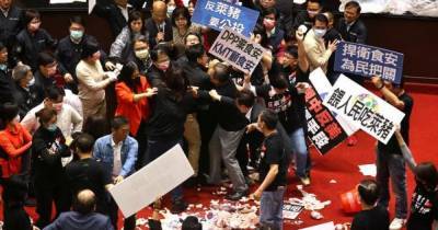 На Тайване депутатов забросали потрохами из-за их решения импортировать свинину из США - focus.ua - Китай - США - Тайвань - Парламент