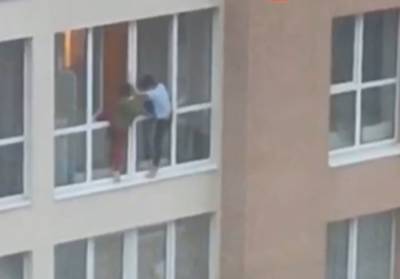 В Киеве дети устроили опасные для жизни игры на балконе: "Вот так развлекаются", кадры - politeka.net - Киев