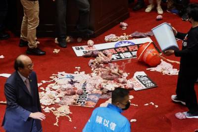 Цай Инвэнь - В Тайване депутаты-оппозиционеры осыпали премьера свиными потрохами: видео - newsone.ua - Китай - США - Тайвань