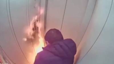 Джеймс Бонд - В России мужчина поджег себя в лифте и попал в пламенную ловушку: видео 18+ - news.24tv.ua - Россия - Оренбург