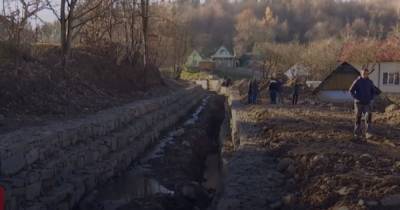 В селе на Прикарпатье построили новое берегоукрепление: почему селяне возмущены - tsn.ua - Строительство