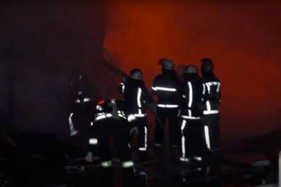 На "Барабашово" горели десятки павильонов: кадры, как в Харькове ночью бушевал пожар 4-го уровня опасности - dialog.ua - Харьков