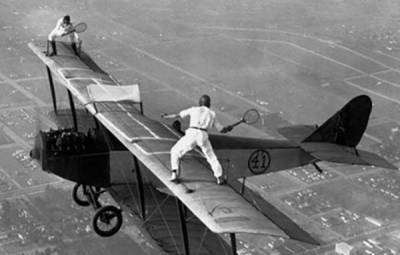 А видели, как Джокович играл в теннис на крыле летящего самолета? Он вдохновился фото 1925 года и великой женщиной-каскадером - glob-news.ru - США