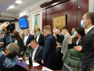 В Киевском облсовете произошли стычки из-за якобы "ковидного" депутата. Видео - gordonua.com - Киев