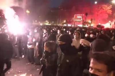 Жесткие столкновения протестующих с полицией в Париже попали на видео - lenta.ru - Франция - Париж