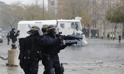 Во Франции в ходе вчерашних протестов пострадали десятки полицейских - capital.ua - Франция - Париж