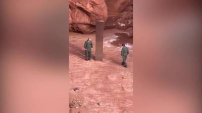 СМИ сообщили об исчезновении стального монолита из пустыни в штате Юта - piter.tv - Юта