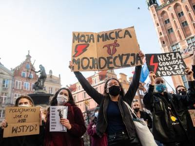 Посольство Польши в Москве пикетируют из-за запрета абортов по показаниям - sobesednik.ru - Москва - Польша - Познань