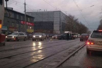 Трамваи встали: массовое ДТП в Новосибирске полностью блокировало проезд для транспорта - novos.mk.ru - Новосибирск - район Кировский, Новосибирск