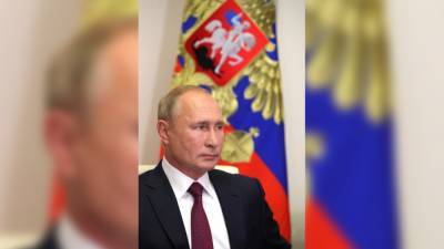 Владимир Путин - Пользователи Сети сравнили Путина со Штирлицем после манипуляций с папкой - riafan.ru - Москва - Россия